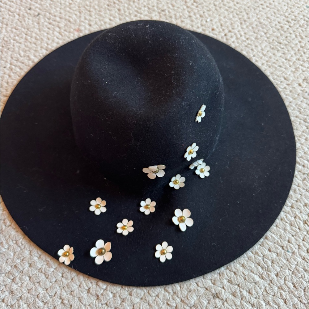 ***NWT*** Betsey Johnson Daisy Appliqué Felt Floral Hat
